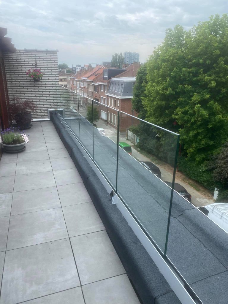 Garde-corps en verre feuilleté, profiles OnLevel TL60 à Bruxelles
