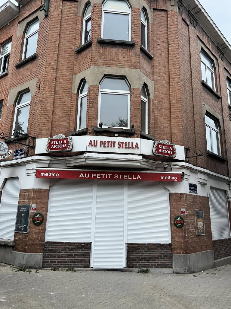 Au Petit Stella Jette Bruxelles Volets electriques blancs