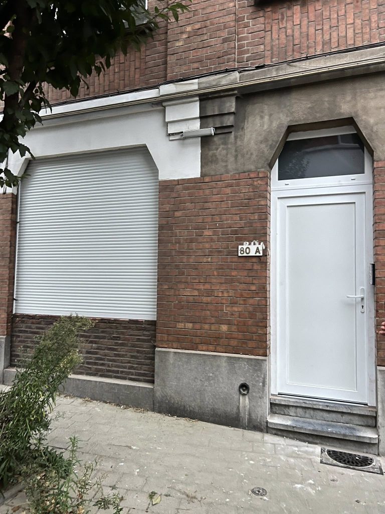 Au Petit Stella Jette Bruxelles Volets electriques blancs