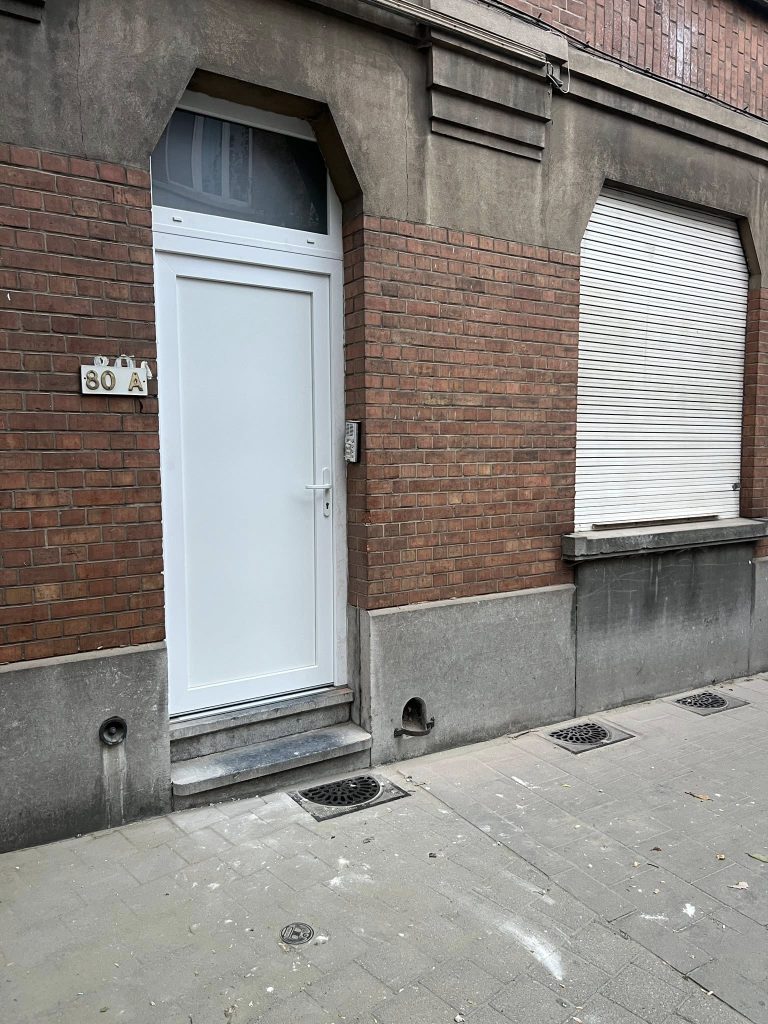 Au Petit Stella Jette Bruxelles Volets electriques blancs