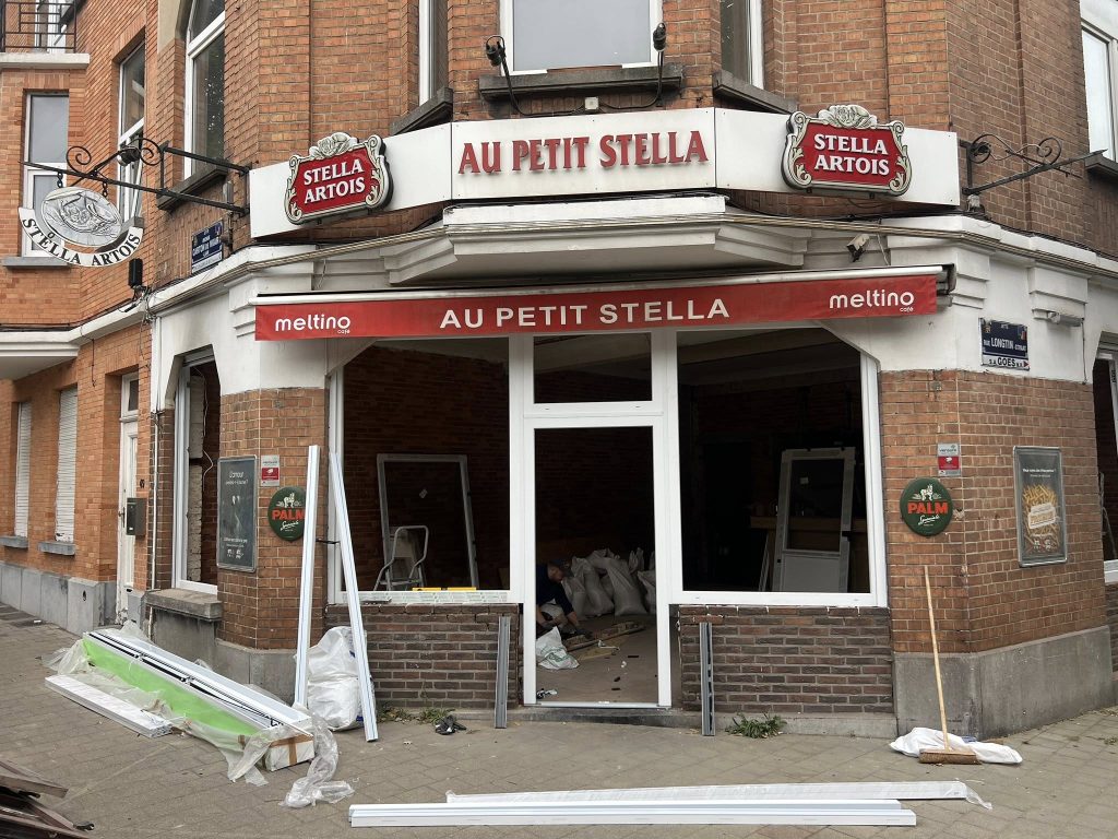 Au Petit Stella Jette Bruxelles Châssis PVC Salamander (1)
