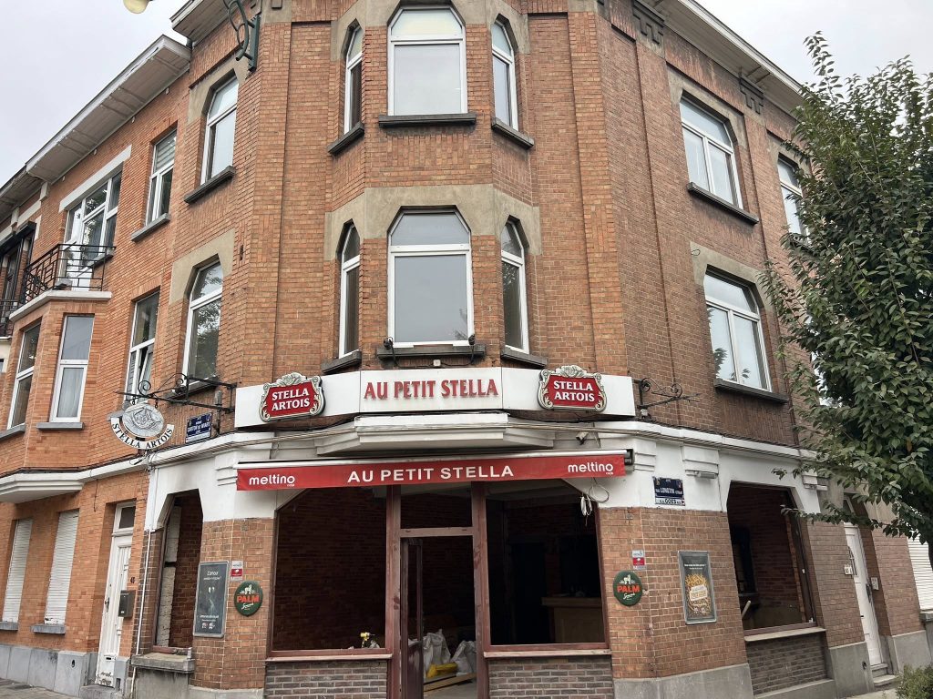 Au Petit Stella Jette Bruxelles Châssis PVC Salamander (1)