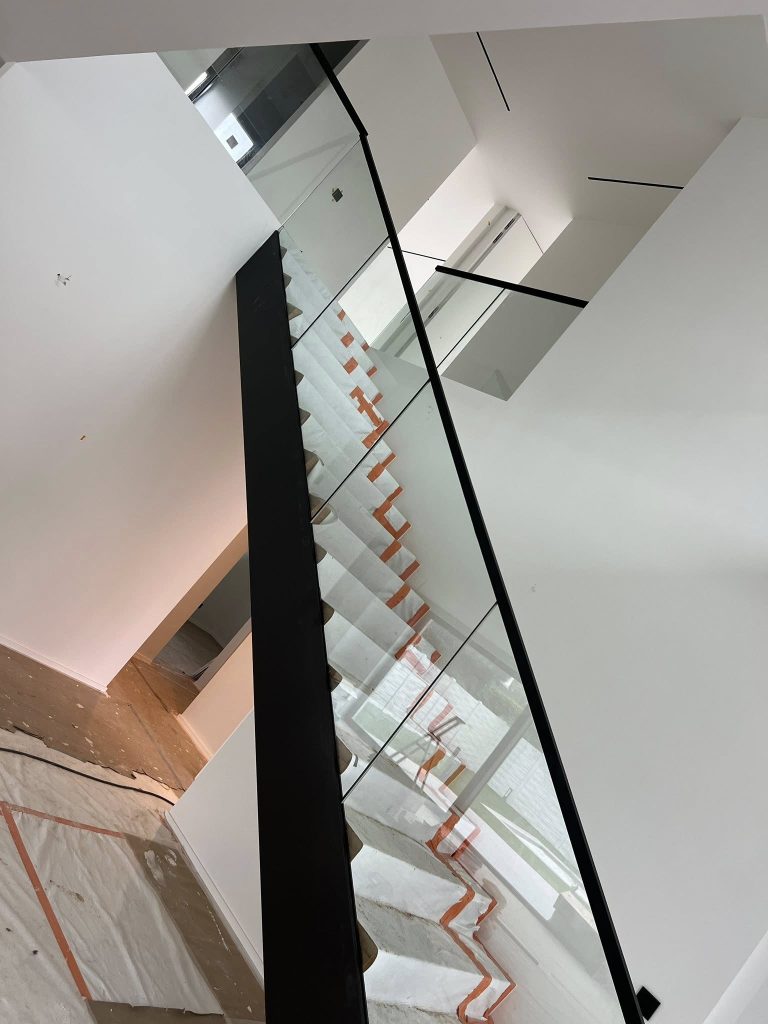 Meise: Garde des corps en verre feuilleté pour escalier
