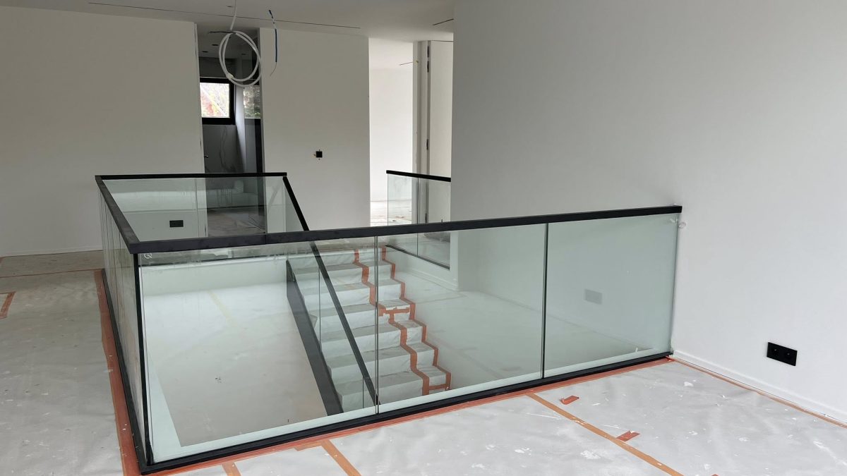 Meise: Garde des corps en verre feuilleté pour escalier