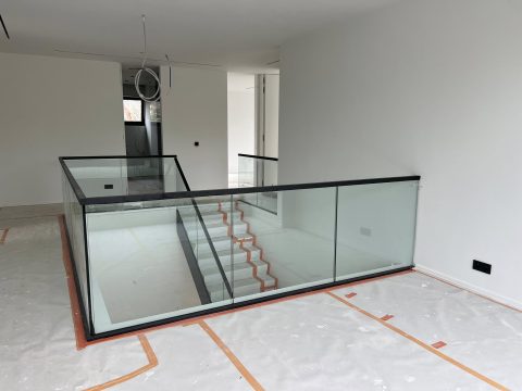 Meise: Garde des corps en verre feuilleté pour escalier