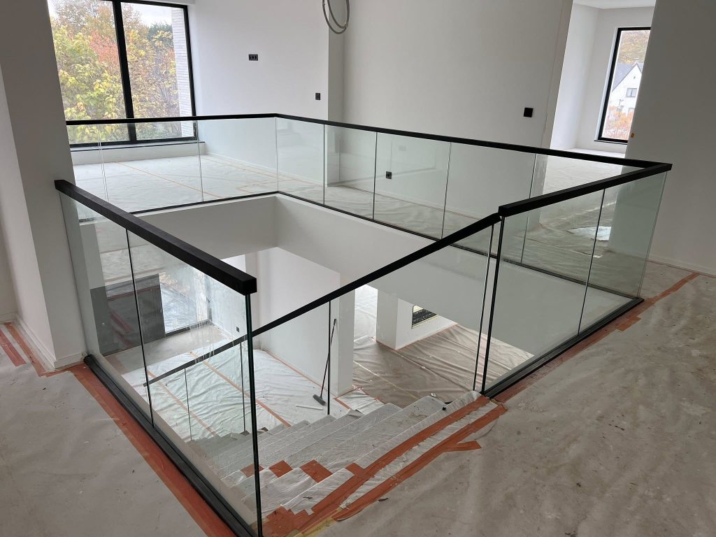 Meise: Garde des corps en verre feuilleté pour escalier