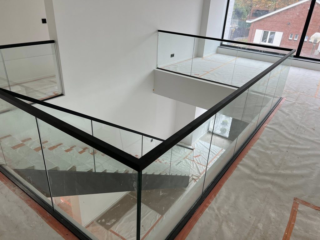 Meise: Garde des corps en verre feuilleté pour escalier