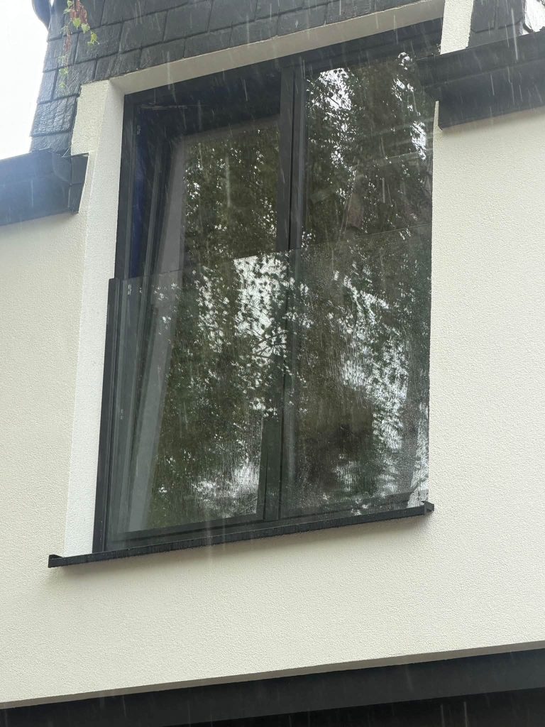 Bruxelles: Garde-corps en verre devant les châssis