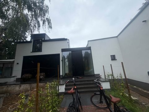 Bruxelles: Garde-corps en verre devant les châssis